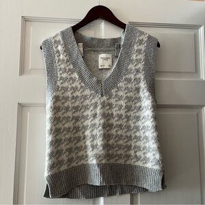 Abercrombie & Fitch Gray V-Neck Sweater Vest